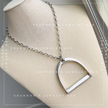 Western Stirrup Necklace, Horse Stirrup Pendant, Horse Lover Gift, Cowgirl Necklace, Equestrian Jewelry, Western Jewelry, Rodeo Necklace